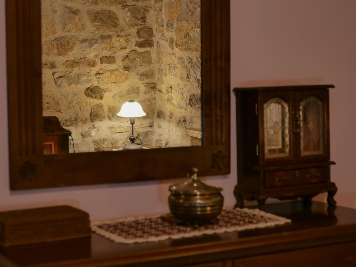 Το Πέτρινο Της Γιαγιάς Μαρίκας Lejlighed Karpenísion Eksteriør billede